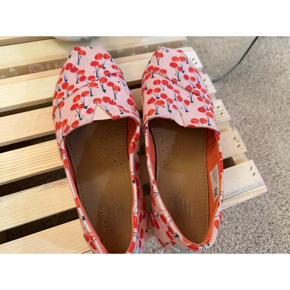 Toms junior size 4 women’s size 5.5-6 cherry pattern - Picture 3 of 6